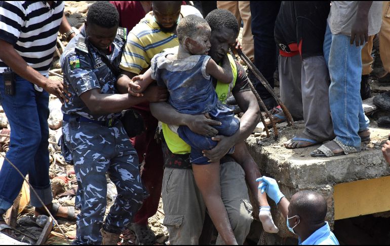 Al final de la tarde, una marea humana rodeaba el lugar del accidente, en donde rescatistas trabajan en la localización de supervivientes y recuperar cuerpos. EFE