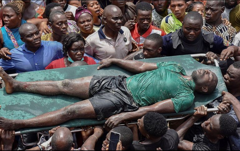 Al final de la tarde, una marea humana rodeaba el lugar del accidente, en donde rescatistas trabajan en la localización de supervivientes y recuperar cuerpos. EFE