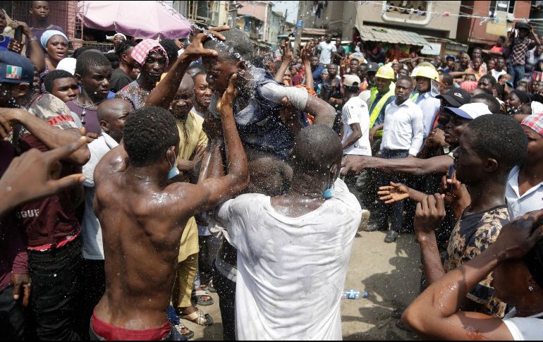 Al final de la tarde, una marea humana rodeaba el lugar del accidente, en donde rescatistas trabajan en la localización de supervivientes y en recuperar cuerpos. AP/S. Alamba