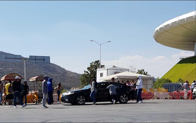 Los revendedores trabajan a la vista de todos y no parecen tener problemas para proveer la cantidad de boletos que les soliciten. EL INFORMADOR/ESPECIAL
