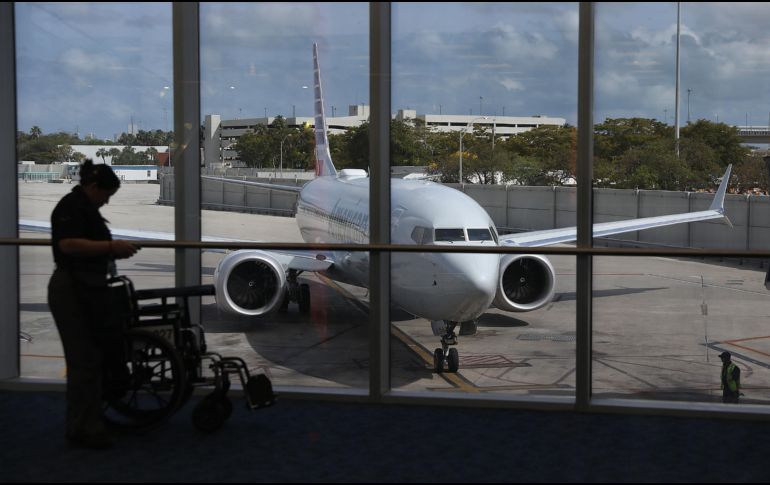 Diversas aerolíneas y autoridades aeronáuticas en el mundo han manifestado su posición por mantener este tipo de aeronaves en tierra. AFP / J. Raedle
