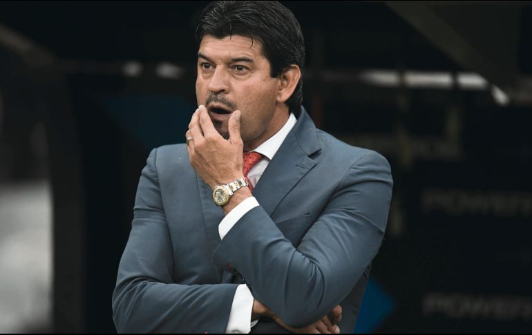 Contrario a lo hecho por Miguel Herrera, José Cardozo dejó a sus mejores hombres en la banca y el Guadalajara terminó cayendo en el primero de dos Clásicos de esta semana. MEXSPORT
