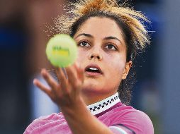 La mexicana Renata Zarazúa se prepara para realizar un servicio ante la italiana Sara Errani. ABIERTO ZAPOPAN