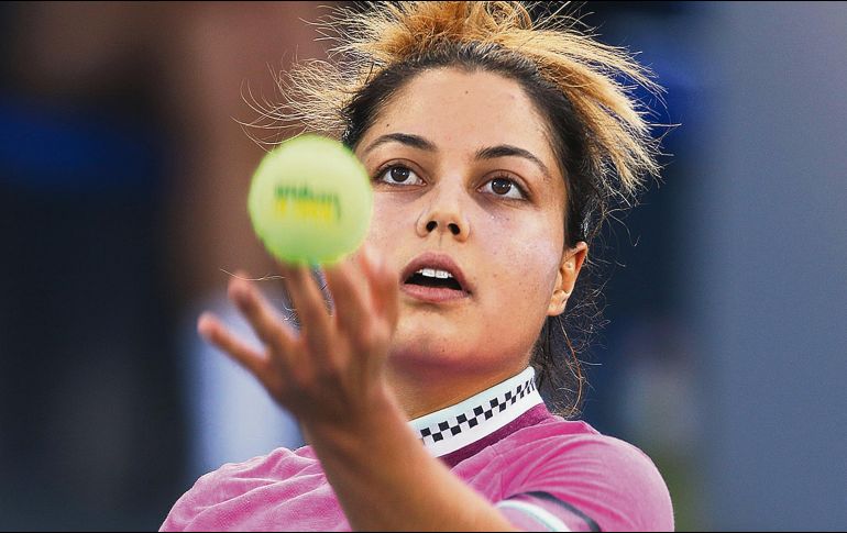 La mexicana Renata Zarazúa se prepara para realizar un servicio ante la italiana Sara Errani. ABIERTO ZAPOPAN