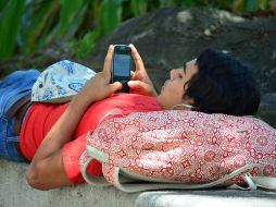 La encuesta encuentra que nueve de cada 10 jóvenes de 10 a 19 años de edad revisan su celular tan seguido, que nada cambió desde la última vez que lo vieron. EL INFORMADOR / ARCHIVO