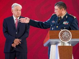 El titular de la Sedena explica que en la revisión todos los pasajeros presentaron documentos mexicanos, es decir 