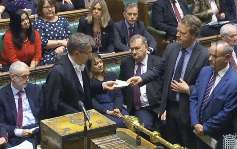 Captura de un video facilitada por la Unidad de Grabación Parlamentaria que muestra a los encargados de anunciar el resultado de una nueva votación que pedía prorrogar el Brexit. EFE/CORTESÍA