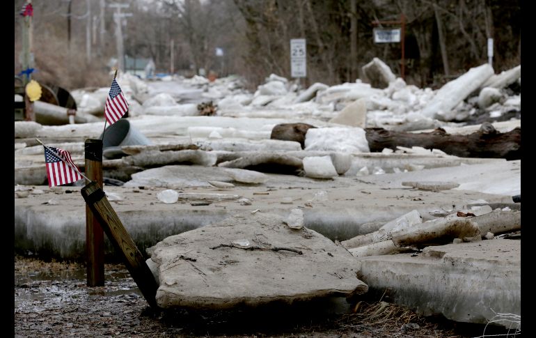 Trozos gruesos de hielo llegaron a caminos y patios de Fremont, Nebraska, tras el desbordamiento del río Platte.