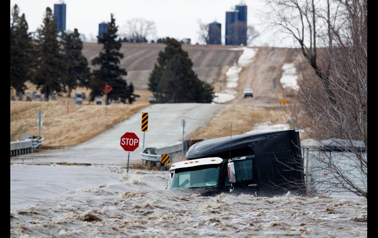 Un tráiler fue arrastrado fuera de una carretera ayer, tras las inundaciones en Arlington, Nebraska.