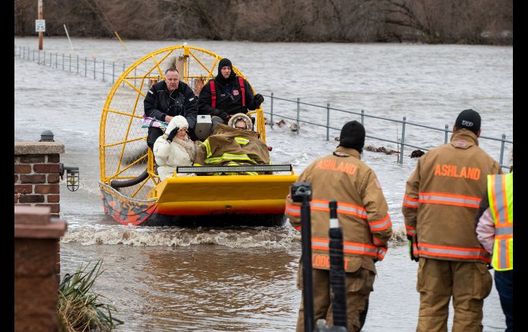 Por su extensión, el meteoro pone en riesgo a más de 45 millones de personas por los fuertes vientos, a más de 10 millones por las tormentas invernales, y más de 15 millones por eventuales inundaciones. Habitantes de Ashland, Nebraska, fueron evacuados por las inundaciones.
