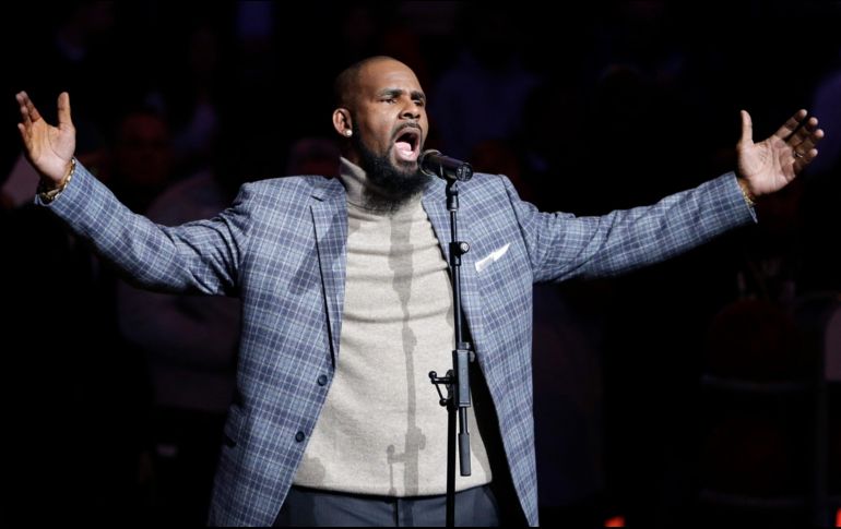 En total, cerca de media docena de videos sexuales de R. Kelly han sido mencionados en testimonios o documentos ante la corte.  AP / ARCHIVO