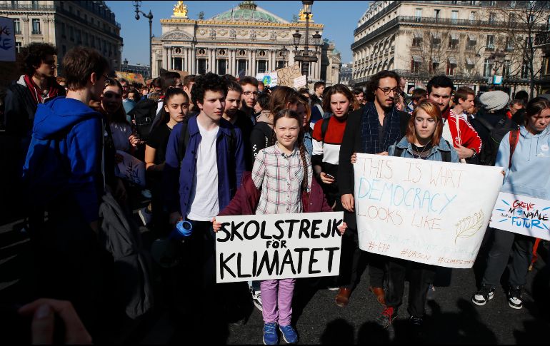 Tras su intervención en la cumbre del clima de la ONU en Polonia y en el foro de Davos, Greta (c) se convirtió en ejemplo para muchos jóvenes en diversos países. AP/ARCHIVO