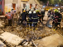 Equipos de rescate trabajan en la zona, ante los temores de que haya personas sepultadas bajo los escombros. AFP/E. Yogini