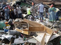 Por el colapso del edificio cuyo último piso albergaba una escuela, indican que hay 45 personas más hospitalizadas. AP / S. Alamba