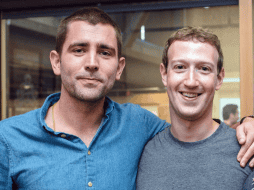 Mark Zuckerberg (der) y Chris Cox (izq) trabajaron en el diseño de la plataforma actual de Facebook durante 13 años; el cambio se da al aproximarse una nueva etapa de la red social. ESPECIAL