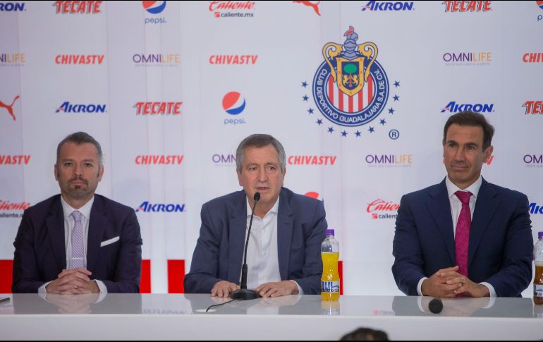 Vergara (C) dejó la toma de decisiones del equipo en manos de José Luis Higuera (I) y su hijo, Amaury Vergara. MEXSPORT/ARCHIVO