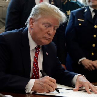 Trump firma veto a resolución del Congreso contra su emergencia nacional