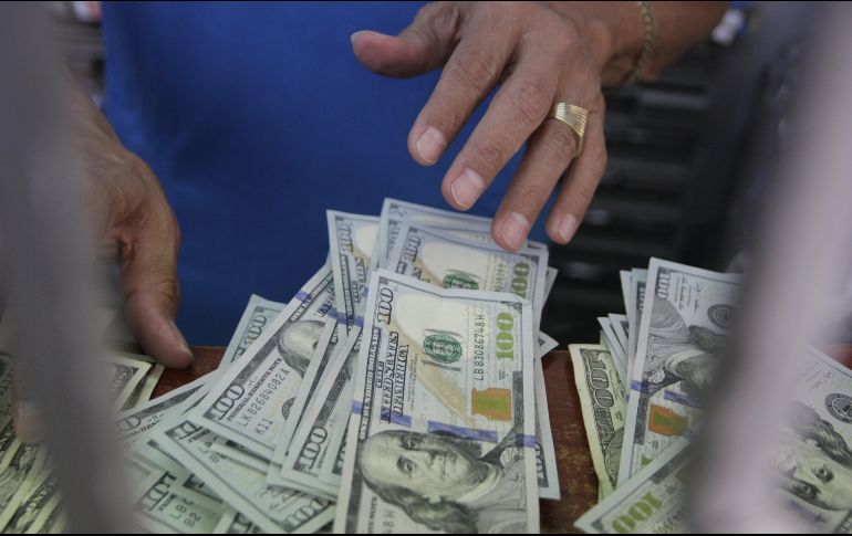 El billete verde se compró en un mínimo de 18.05 pesos. EL INFORMADOR/ARCHIVO