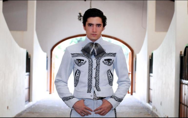 El artista dice que posiblemente grabará un proyecto con su padre y su abuelo. TWITTER / @AlexFdezMusica