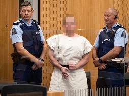 Brenton Harrison Tarrant hace una seña ante la cámara durante su comparecencia. EFE/M. Hunter