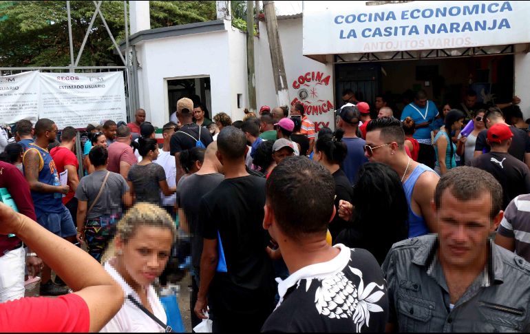 A empujones y gritos, los migrantes exigieron que fueran atendidos por el personal del INM. SUN