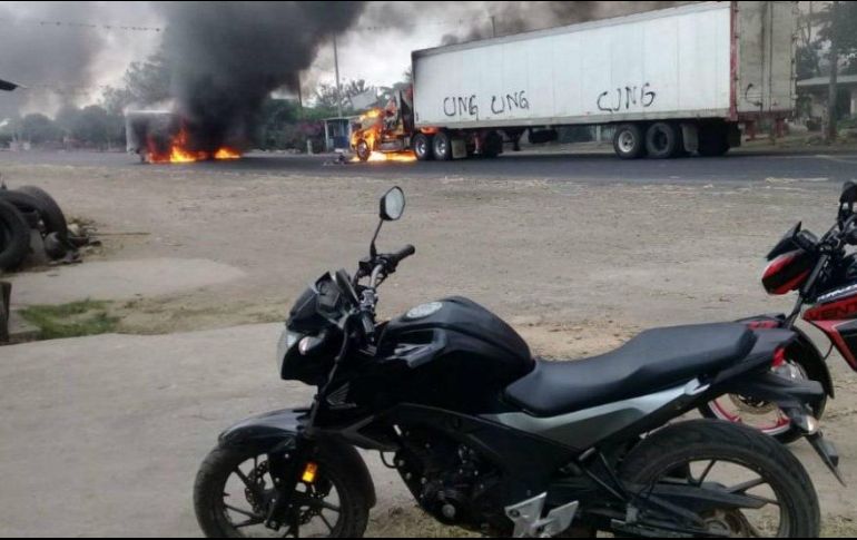 En la zona, también se registra un fuerte enfrentamiento armado entre elementos de la Fuerza Civil, Ejército y Policía Federal. ESPECIAL