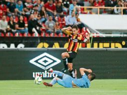 Christian Valdez fue una pesadilla para la defensiva de los tamaulipecos. Además de hacer un gol, estuvo cerca de ganar el mano a mano con el portero Yonatan Irrazabal. EL INFORMADOR / G. Gallo