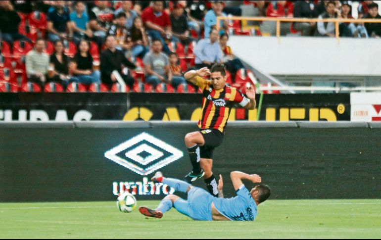 Christian Valdez fue una pesadilla para la defensiva de los tamaulipecos. Además de hacer un gol, estuvo cerca de ganar el mano a mano con el portero Yonatan Irrazabal. EL INFORMADOR / G. Gallo