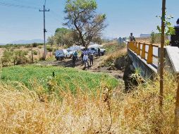 Autoridades forenses, en el segundo día de rescate de cuerpos en un canal de Ixtlahuacán. EL INFORMADOR / S. Blanco