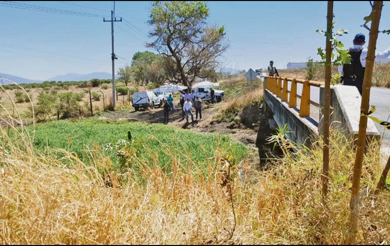 Autoridades forenses, en el segundo día de rescate de cuerpos en un canal de Ixtlahuacán. EL INFORMADOR / S. Blanco