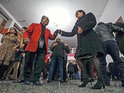 Entre tacones y zapatos lustrados, los asistentes dan rienda suelta a sus mejores movimientos. El lugar es uno de los pocos donde aún pervive el estilo de disfrutar de la música en vivo. EL INFORMADOR / F. Atilano