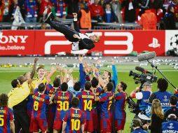Los catalanes lanzan al aire a Pep Guardiola, luego de coronarse en Wembley. AFP
