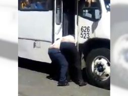 El video muestra que los pasajeros sólo esperan a que los choferes terminen de golpearse. ESPECIAL