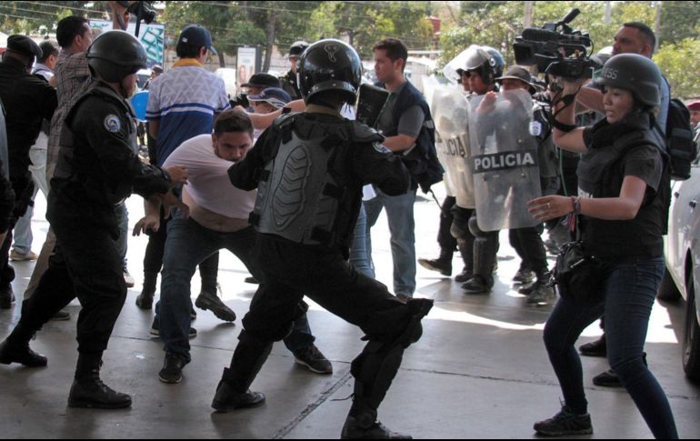 Las acciones de la Policía de Nicaragua incluyeron golpes a varias personas, así como agresiones a un fotoperiodista. AFP/M. Valenzuela
