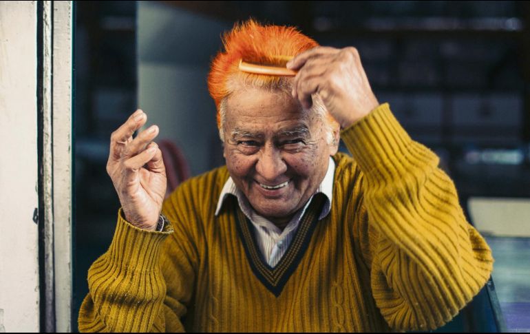Peculiar. Para ocultar las canas, los hombres utilizan el color naranja; al principio se utilizaba porque era el color de tinte más barato, ahora es una moda que ha tomado muchos seguidores. EL INFORMADOR / G. Gallo