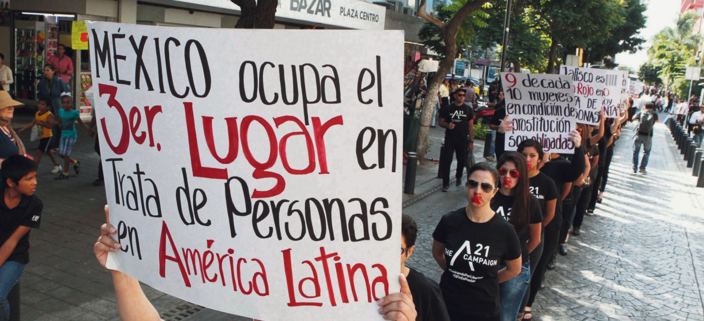 Imagen de octubre de 2017. Un grupo de mujeres tomó las calles del Centro tapatío para visibilizar el delito de trata y la posición que México ocupaba entonces. EL INFORMADOR / A. Camacho