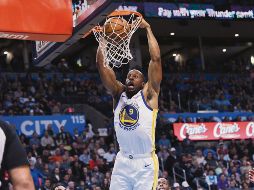 Andre Iguodala clava el balón durante el juego de ayer. AP
