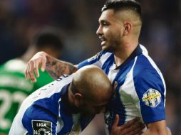 Yacine Brahimi celebra con Jesús Corona. AFP / M. Riopa