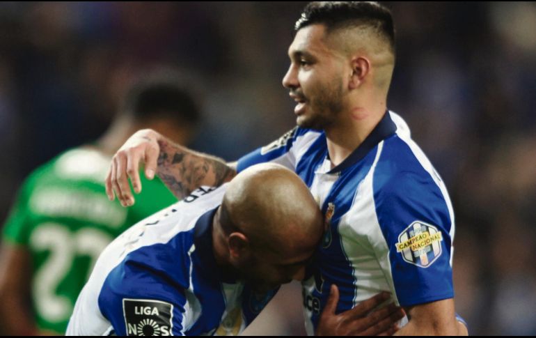 Yacine Brahimi celebra con Jesús Corona. AFP / M. Riopa