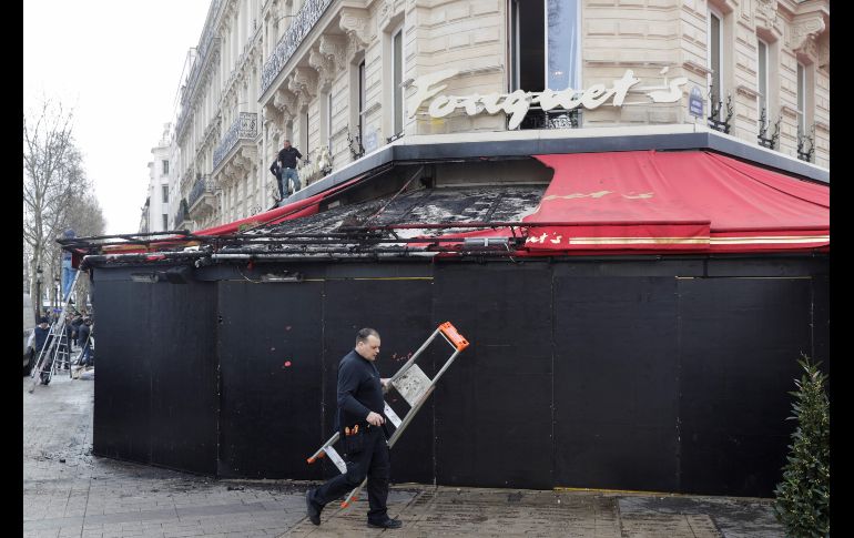 Trabajadores laboran para reparar los daños en el restaurant 