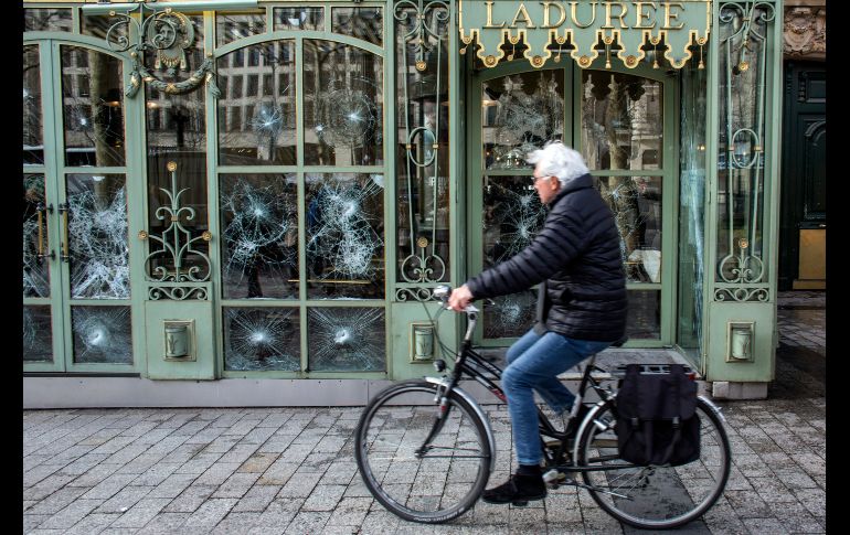 Los vidrios dañados del salón de té Laduree.