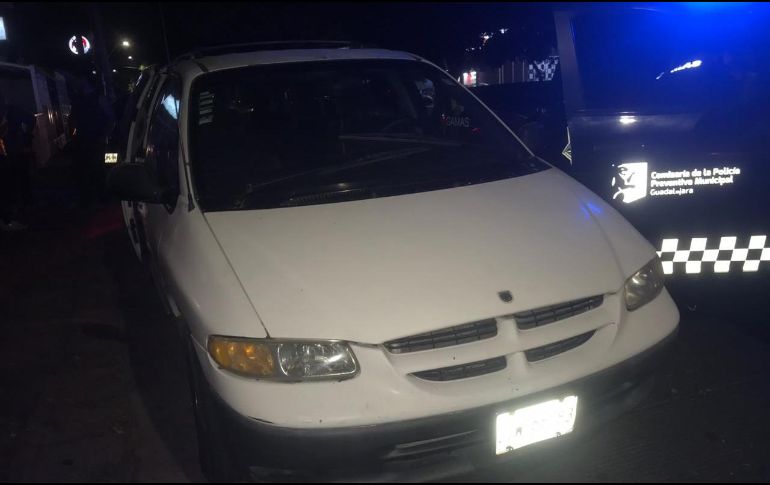 Los sujetos, al darse cuenta de la presencia de los policías, intentaron huir a bordo de otro vehículo. ESPECIAL / Policía de Guadalajara