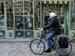 Los parisinos amanecieron con los estragos que dejaron las manifestaciones. AP/R. Yaghobzadeh