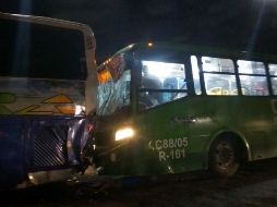 Algunos pasajeros afirman que el chófer de transporte público estaba distraído con su teléfono. TWITTER