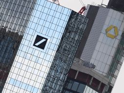 Sedes de Deutsche Bank (logotipo negro) y Commerzbank (logotipo amarillo). AP/A. Dedert