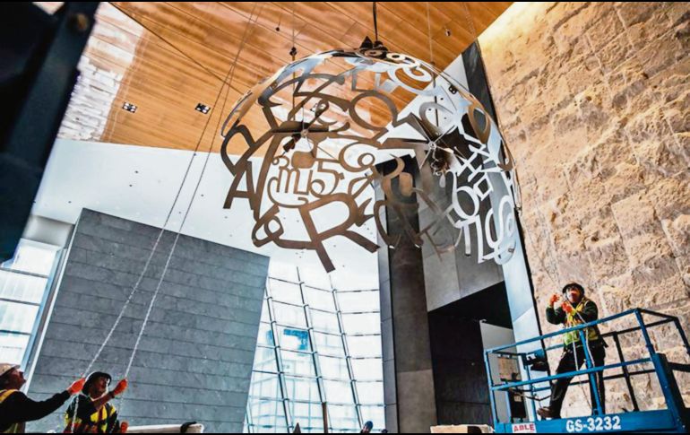 Trabajadores instalando la escultura de Plensa en los patios de Hudson. ESPECIAL