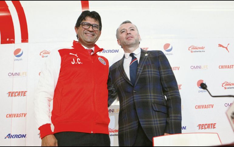 Higuera y Cardozo sonríen en la presentación del “Diablo Mayor”. Hoy, Chivas está contra las cuerdas. MEXSPORT