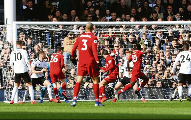 Sadio Mané (#10) dio la ventaja al Liverpool. EFE