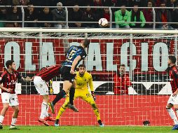 Stefan de Vrij aumentó la ventaja para el Ínter de Milán con un cabezazo. AFP