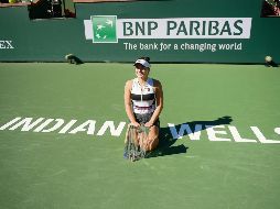 Bianca Andreescu posa con su trofeo de campeona. AP